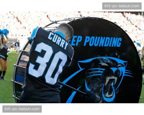 特写：退役球星“老爹”大卫-奥蒂兹回到多米尼加，主持少年棒球训练营开幕