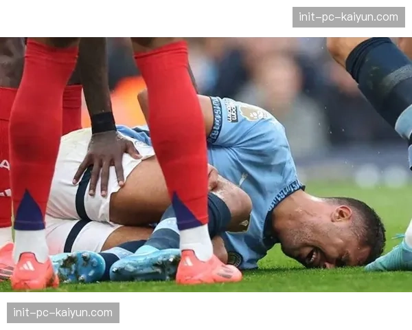 特写：曼城后腰罗德里在一次防守中，指挥斯通斯上前压迫，自己补位中卫。