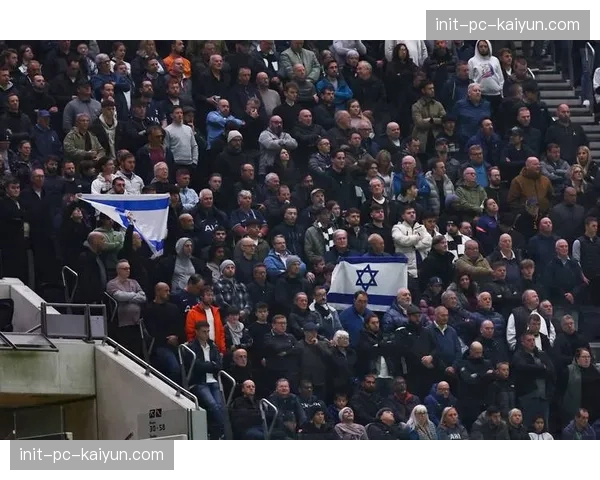 特写：奥斯梅恩罚入制胜点球后，冲向看台与患病小球迷庆祝