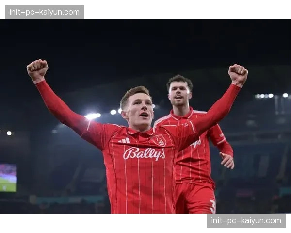 诺丁汉森林球迷高唱保级战歌,主场气氛热烈 诺丁汉森林球迷高唱保级战歌,主场气氛热烈